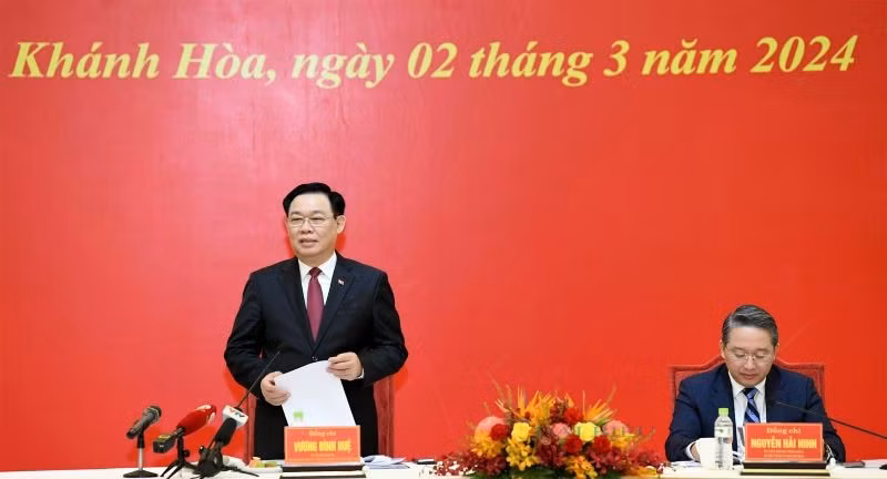 El presidente de la Asamblea Nacional, Vuong Dinh Hue, interviene en la reunión. (Fotografía: Nhan Dan)