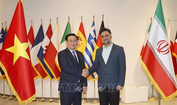 Vuong Dinh Hue, presidente de la Asamblea Nacional de Vietnam, y el primer vicepresidente de Irán, Mohammad Mokhber. (Fotografía: VNA)