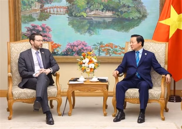 El vice primer ministro de Vietnam Tran Hong Ha recibe a Iain Frew, embajador del Reino Unido en el país. (Fotografía: VNA)