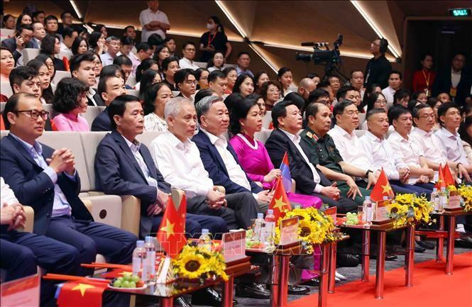 El secretario general del Partido Comunista de Vietnam, To Lam, y su esposa, Ngo Phuong Ly, asisten al programa. (Fotografía: VNA)