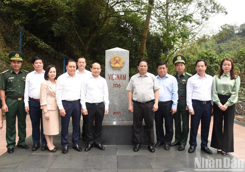 El premier visita el hito fronterizo 1116 en la puerta fronteriza internacional de Huu Nghi.