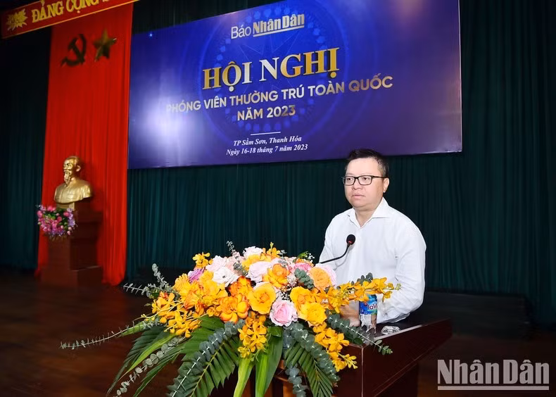El presidente-editor de Nhan Dan, Le Quoc Minh, en su discurso.
