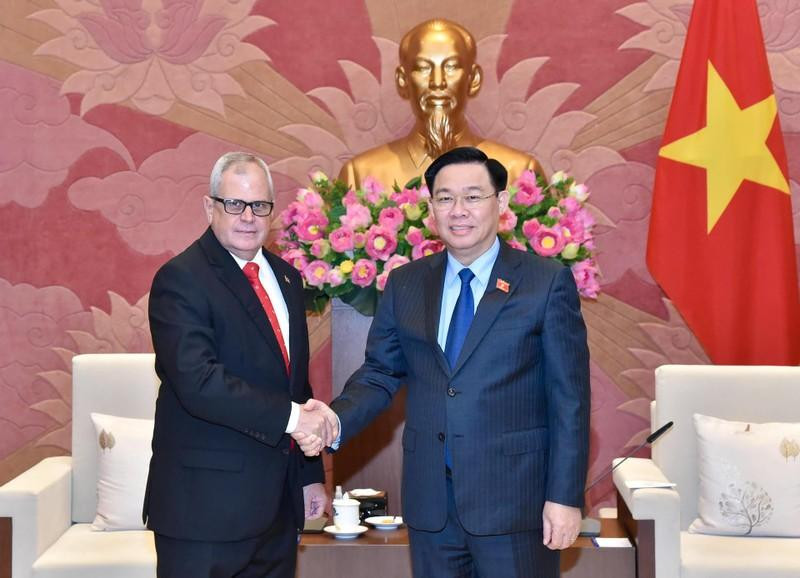 El presidente de la Asamblea Nacional de Vietnam, Vuong Dinh Hue, y el secretario de la Asamblea Nacional del Poder Popular y del Consejo de Estado de Cuba, Homero Acosta Álvarez. (Fotografía: Nhan Dan)
