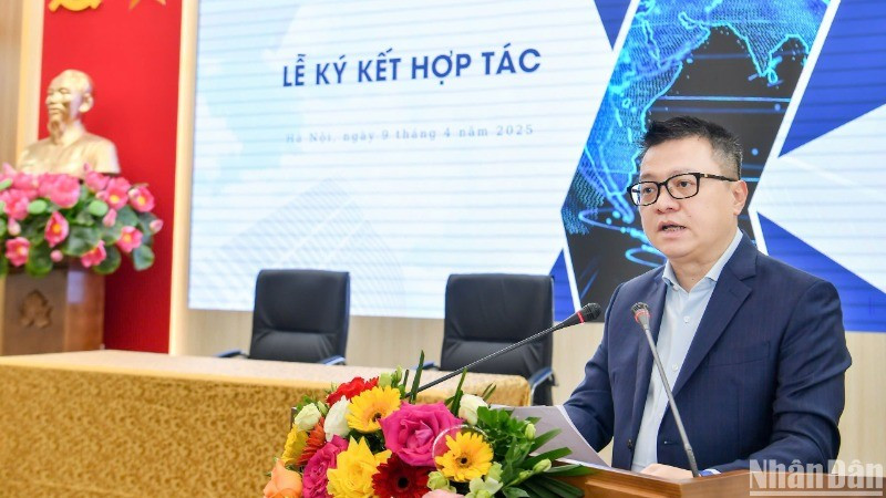 Le Quoc Minh, miembro del Comité Central del Partido Comunista de Vietnam, subjefe de la Comisión de Propaganda y Movilización de Masas de ese comité, presidente-editor de Nhan Dan y titular de la Asociación Nacional de Periodistas, interviene en el acto. (Fotografía: Nhan Dan)