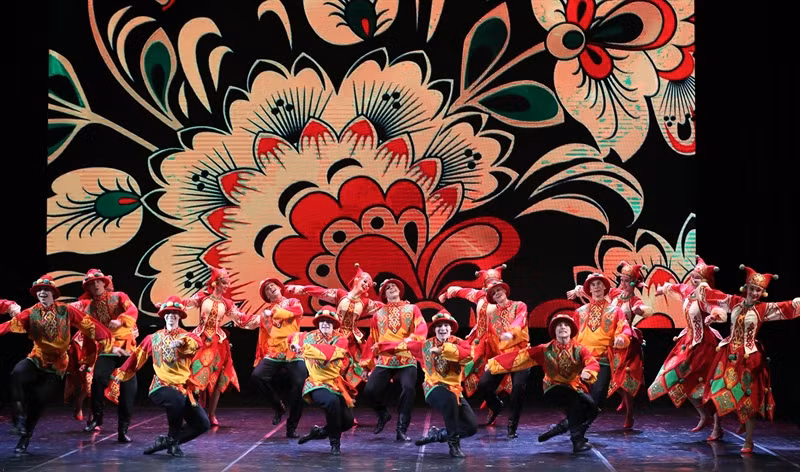 Los artistas rusos brindan a la ceremonia 15 actuaciones de varios géneros como danza de las dagas e interpretación con la flauta. (Fotografía: congluan.vn)