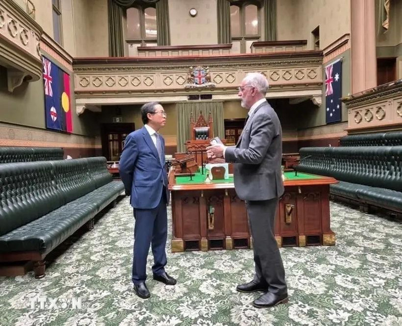 El embajador Pham Hung Tam y el portavoz del Parlamento de Nueva Gales del Sur, Greg Piper. (Fotografía: VNA)
