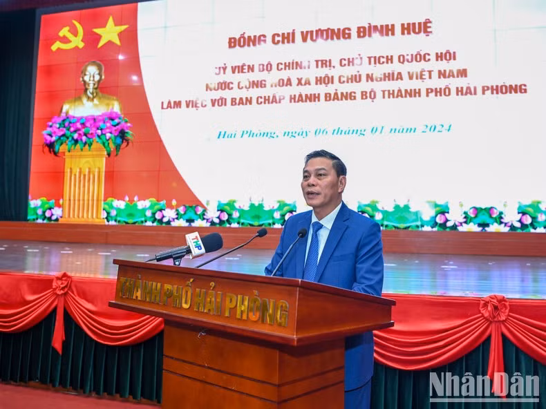 El presidente del Comité Popular de la ciudad, Nguyen Van Tung, presenta un informe.