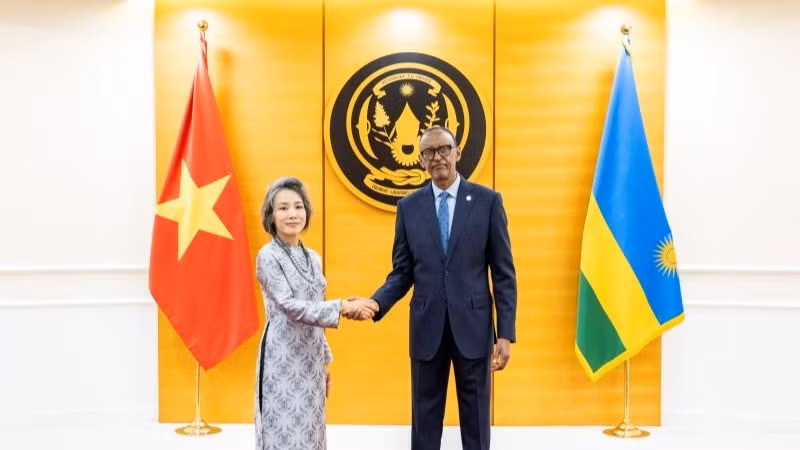 El presidente de Ruanda, Paul Kagame, recibe a Vu Thanh Huyen, embajadora de Vietnam en Tanzania, concurrente en Ruanda. (Fotografía: Nhan Dan)