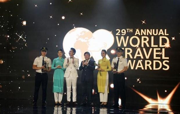 Representantes de la aerolínea de bandera nacional, Vietnam Airlines, en la premiación. (Fotografía: VNA)