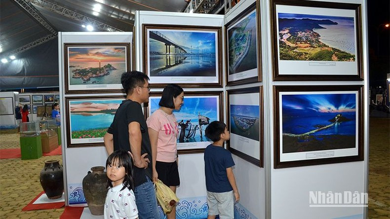 En la exposición. (Fotografía: Nhan Dan) 