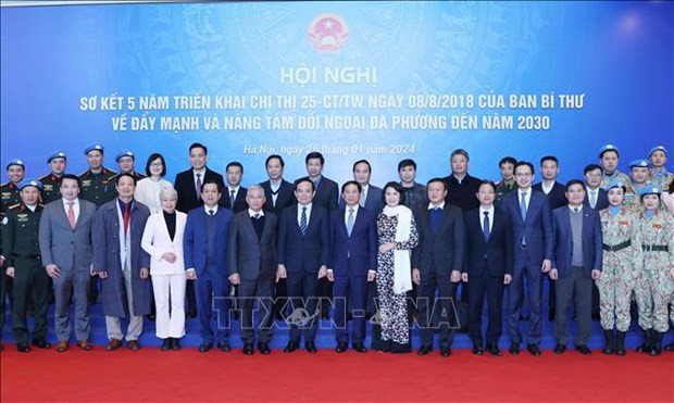 El vice primer ministro Tran Luu Quang y los delegados. (Fotografía: VNA)