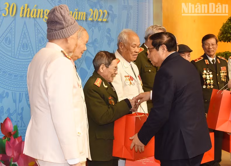 Entrega de regalos a los testigos. Entrega de regalos a los testigos.