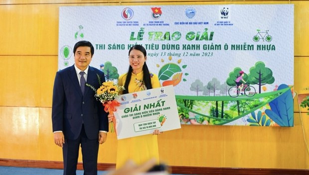 Nguyen Duc Toan, jefe del Departamento del Mar y las Islas de Vietnam, entrega el primer premio. (Fotografía: kinhtedothi.vn)