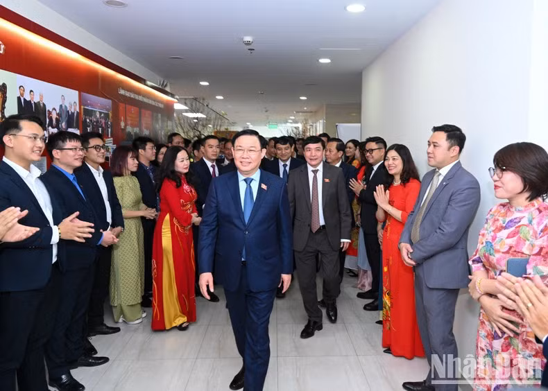 Dinh Hue en la sede del periódico Dai Bieu Nhan Dan.