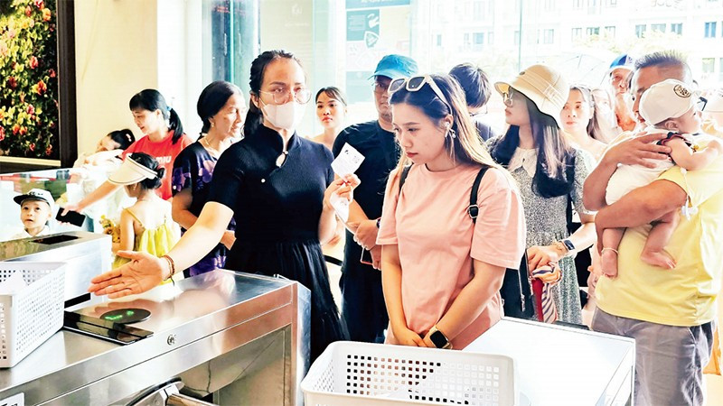 Visitantes al Museo de Quang Ninh escanean entradas con código QR para acceder al recinto. (Fotografía: Nhan Dan)