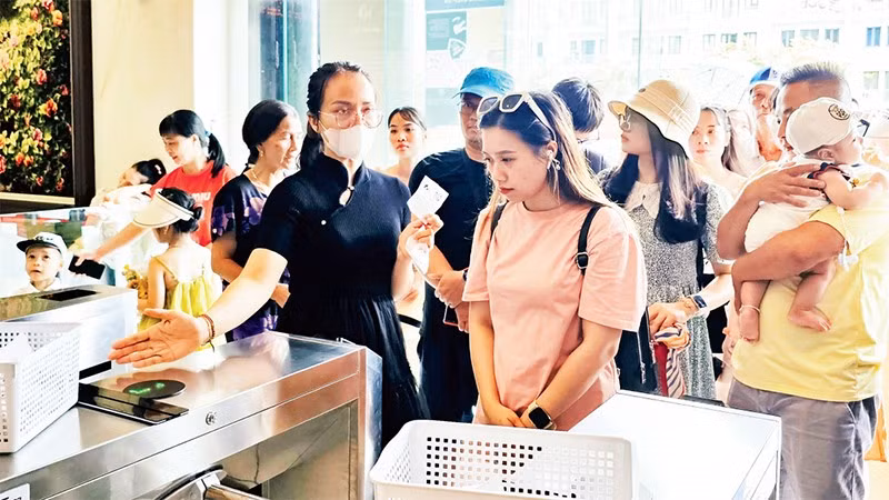 Visitantes al Museo de Quang Ninh escanean entradas con código QR para acceder al recinto. (Fotografía: Nhan Dan)