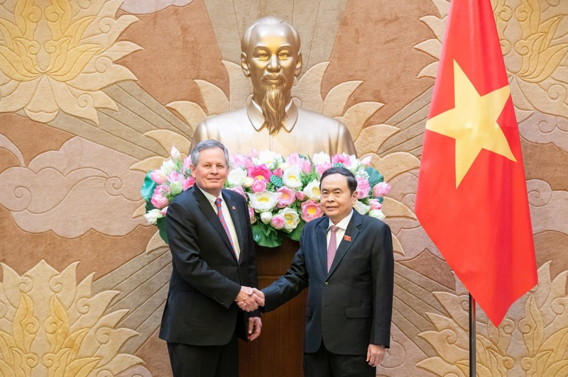El presidente de la Asamblea Nacional de Vietnam, Tran Thanh Man, y el senador estadounidense Steven David Daines. (Fotografía: Nhan Dan)