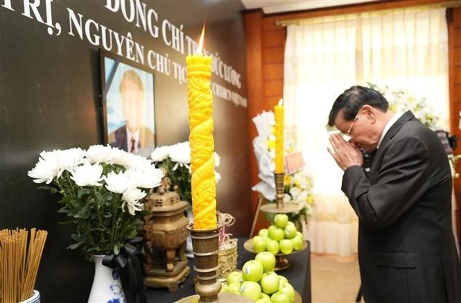 El secretario general del Partido Popular Revolucionario de Laos y presidente del país, Thongloun Sisoulith, rinde homenaje al expresidente Tran Duc Luong. (Fotografía: VNA)