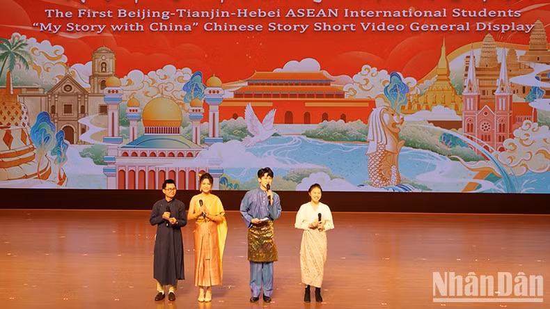 Los cuatro presentadores del programa artístico en el acto de premiación, todos estudiantes foráneos radicados en China.
