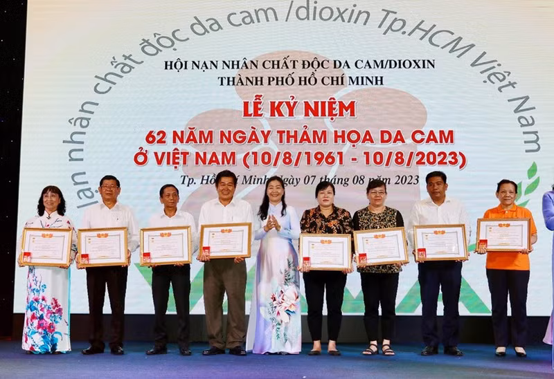 Entregan la Medalla conmemorativa "Por las víctimas del Agente Naranja" a personas ejemplares en el 62 aniversario del desastre del Agente Naranja/dioxina en Vietnam en Ciudad Ho Chi Minh, el 7 de agosto de 2023.