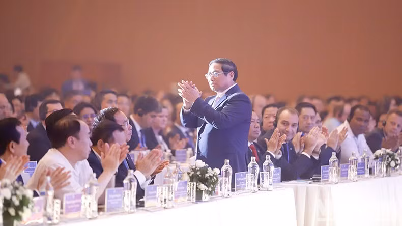 El dirigente da la bienvenida a los invitados internacionales.