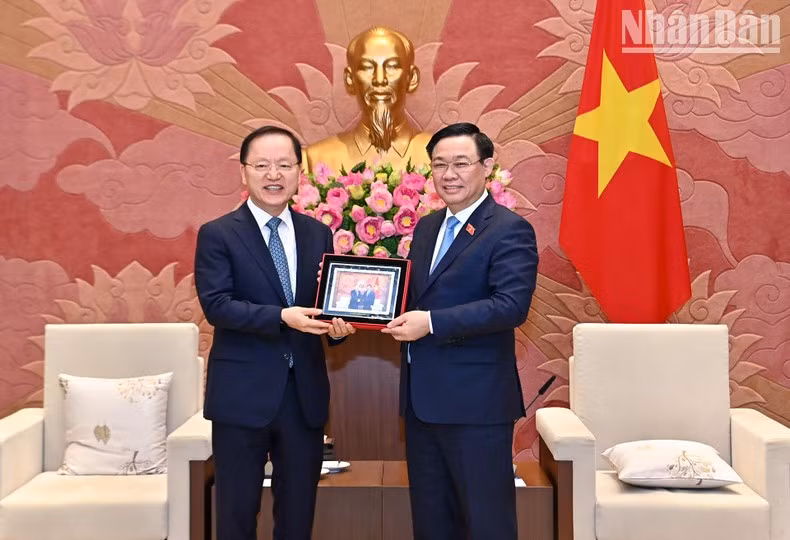 Entrega de un regalo de recuerdo a Park.