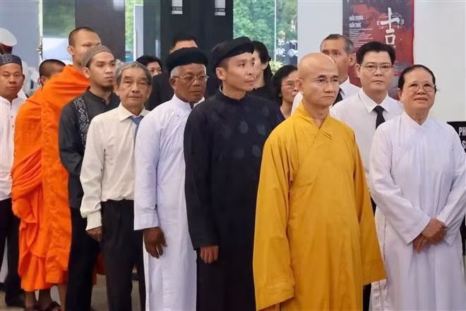 Las organizaciones religiosas rinden homenaje al exmiembro del Buró Político y expresidente Tran Duc Luong en el Salón de Thong Nhat de Ciudad Ho Chi Minh.