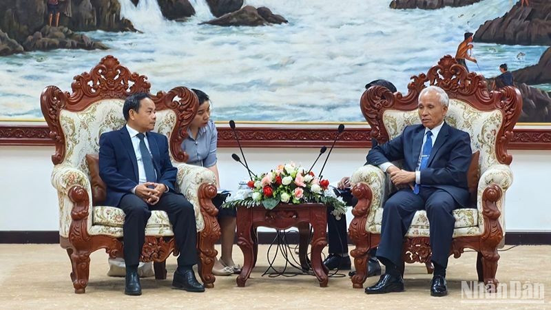 En la reunión entre Dinh Nhu Hoan, redactor subjefe de Nhan Dan (izquierda), y Khamphan Pheuyavong, secretario del Comité Central del Partido Popular Revolucionario de Laos, jefe de su Departamento de Propaganda y Entrenamiento y presidente del Consejo Teórico Central. (Fotografía: Nhan Dan)