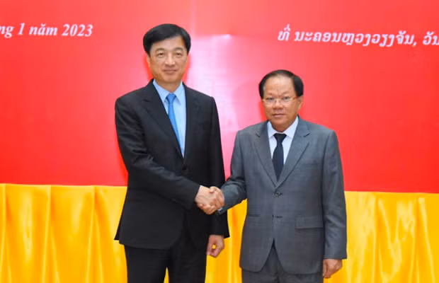 El viceministro de Seguridad Pública de Vietnam, teniente general Nguyen Duy Ngoc (izquierda), y su homólogo de Laos, teniente general Khamking Phuilamanivong. (Fotografía: VNA)