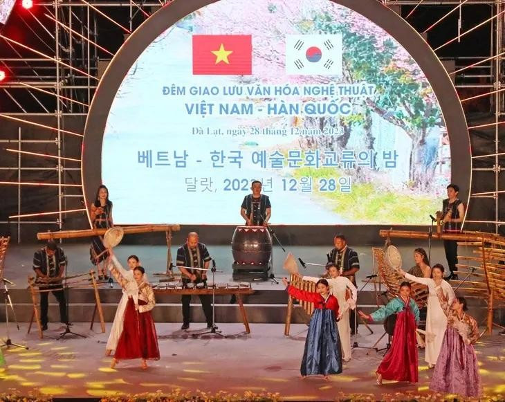 Una de las actuaciones en un evento de intercambio cultural entre los dos países. (Fotografía: VNA)