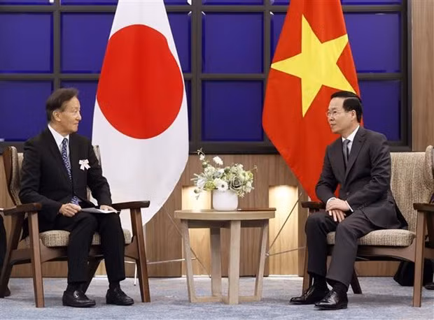 El presidente de Vietnam, Vo Van Thuong (derecha), y el titular de la Asociación de Amistad Kyushu-Vietnam. (Fotografía: VNA)