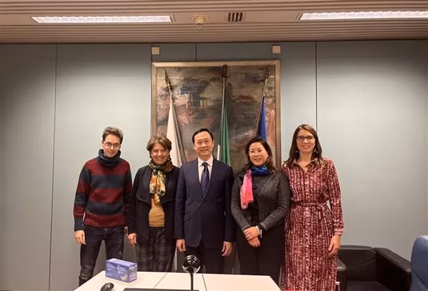 El embajador de Vietnam en Italia, Duong Hai Hung, se toma foto con Zamboni Silva, vicepresidenta del Consejo Regional de Emilia-Romaña. (Fotografía: VNA)