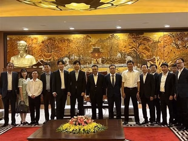El presidente del Comité Popular de Hanói, Tran Sy Thanh, y empresarios surcoreanos en la cita. (Fotografía: VNA)