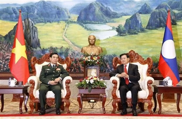 El secretario general del Partido Popular Revolucionario y presidente de Laos, Thongloun Sisoulith (derecha), y el ministro de Defensa de Vietnam, general Phan Van Giang. (Fotografía: VNA)