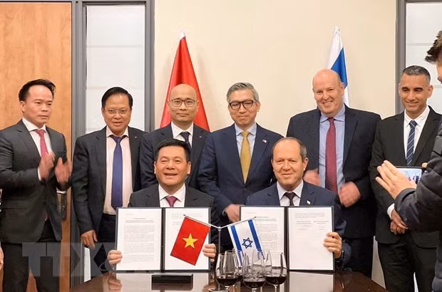 Los ministros de Comercio de Vietnam e Israel firman la declaración de conclusión del TLC bilateral. (Fotografía: VNA)