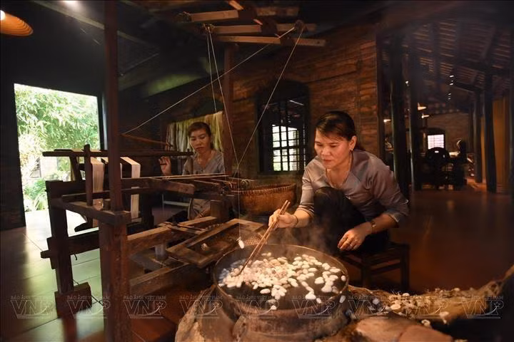 Quang Nam cuenta con el oficio tradicional de tejido de seda.