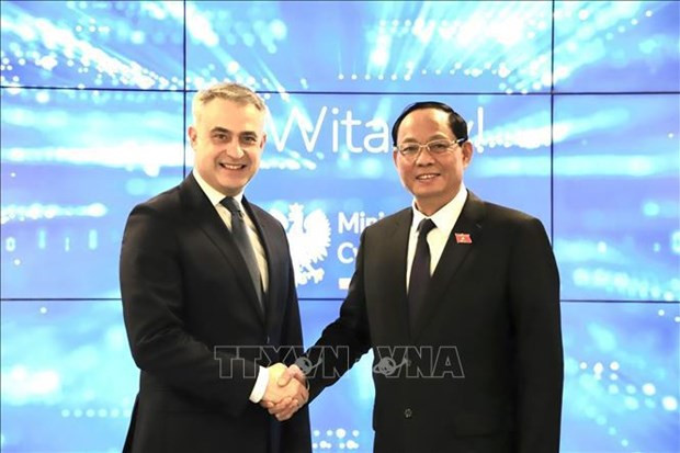 El vicepresidente de la Asamblea Nacional de Vietnam, coronel general Tran Quang Phuong, y el viceprimer ministro polaco y ministro de Digitalización, Krzysztof Gawkowski. (Fotografía: VNA)