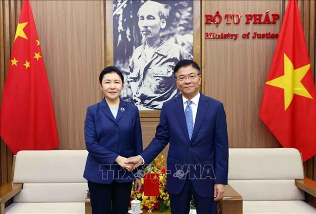 El ministro de Justicia de Vietnam, Le Thanh Long, sostiene una conversación con su homóloga china, He Rong. (Fotografía: VNA)