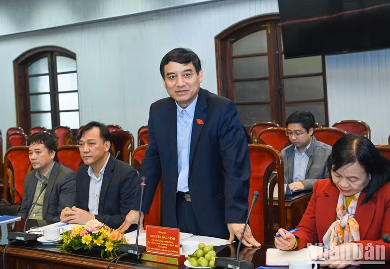 El jefe de la Comisión de Cultura y Educación de la Asamblea Nacional, Nguyen Dac Vinh, interviene en la reunión.