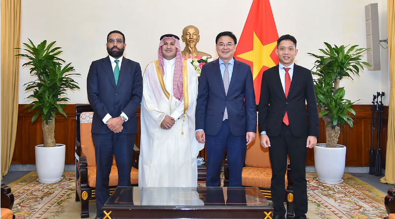 En la reunión con el embajador de Arabia Saudita, Mohammed Ismaeil A. Dhalwy. (Fotografía: baoquocte.vn)