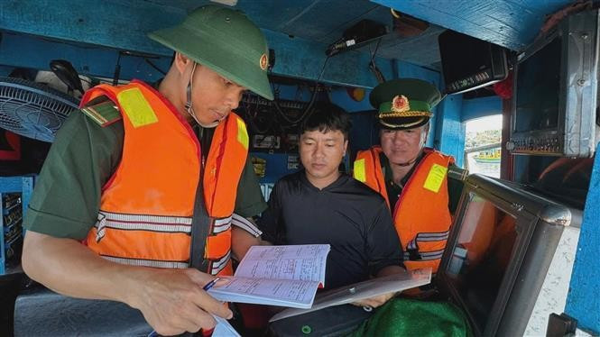 Oficiales de la guardia costera vietnamita realizan inspección en barcos pesqueros. (Fotografía: VNA)