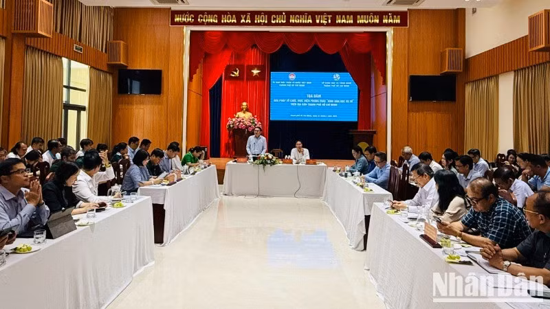 Escena de la tertulia. (Fotografía: Nhan Dan)