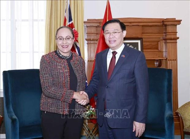 El presidente de la Asamblea Nacional de Vietnam, Vuong Dinh Hue, y la titular del Comité de Asuntos Exteriores, Defensa y Comercio del Parlamento de Nueva Zelanda, Jenny Salesa. (Fotografía: VNA)