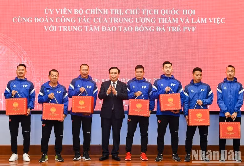 [Foto] Presidente del Parlamento vietnamita visita centro de formación de fútbol juvenil ảnh 9