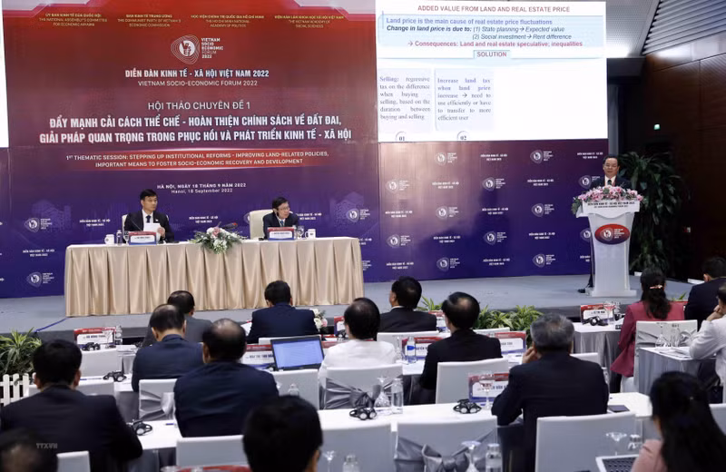 En la sesión sobre la reforma institucional y el perfeccionamiento de la política de tierras. (Fotografía: VNA)