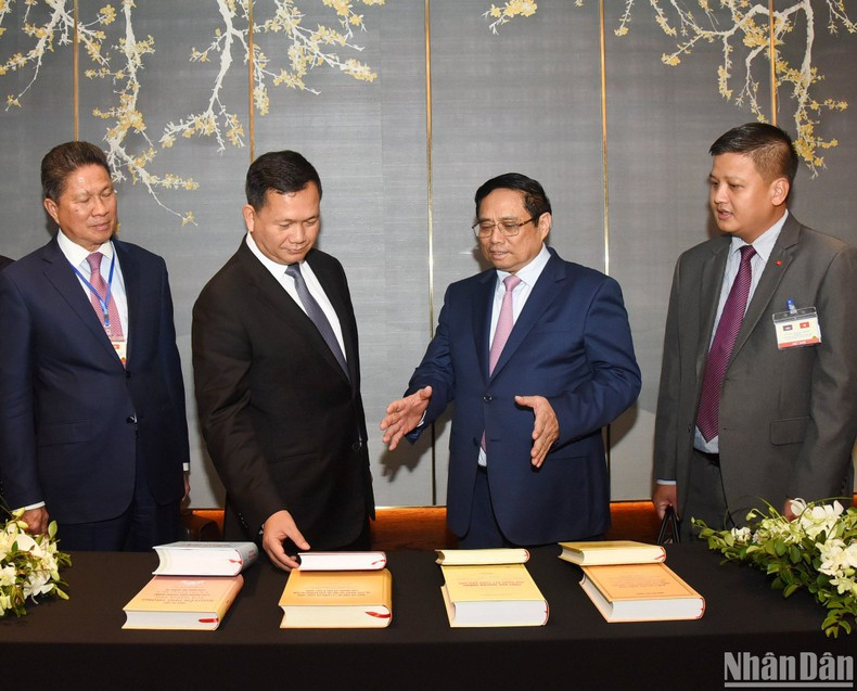 El primer ministro de Vietnam, Pham Minh Chinh, entrega libros del secretario general del Partido Comunista de Vietnam, Nguyen Phu Trong, al premier camboyano, Samdech Moha Bovor Thipadei Hun Manet. (Fotografía: Nhan Dan)