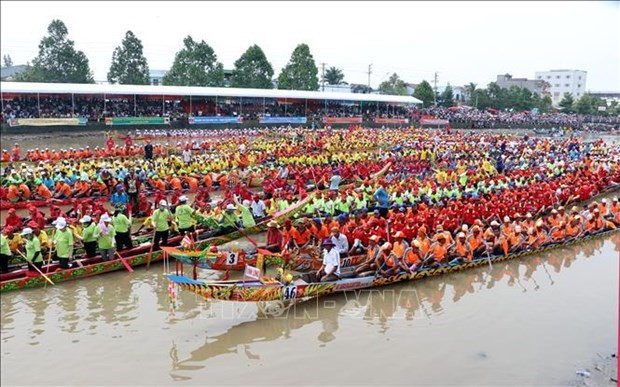 La carrera de Ghe Ngo, una parte del festival Ok Om Bok. (Fotografía: VNA)