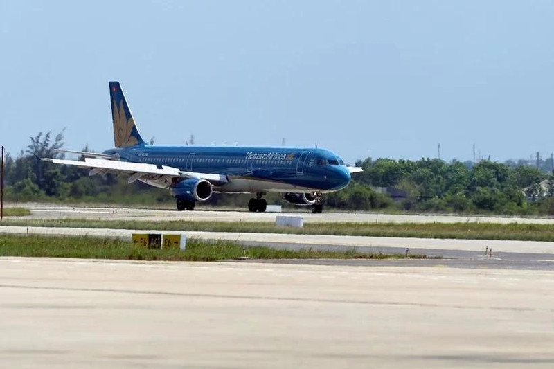 Un avión despega en el Aeropuerto Internacional de Phu Quoc. (Fotografía: VNA)