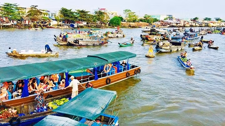 El mercado flotante de Cai Rang es un destino atractivo en el viaje sobre el Mekong. (Fotografía: Nhan Dan) El mercado flotante de Cai Rang es un destino atractivo en el viaje sobre el Mekong. (Fotografía: Nhan Dan)