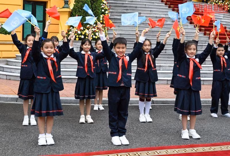 Niños capitalinos dan la bienvenida al máximo encargado de la ONU.